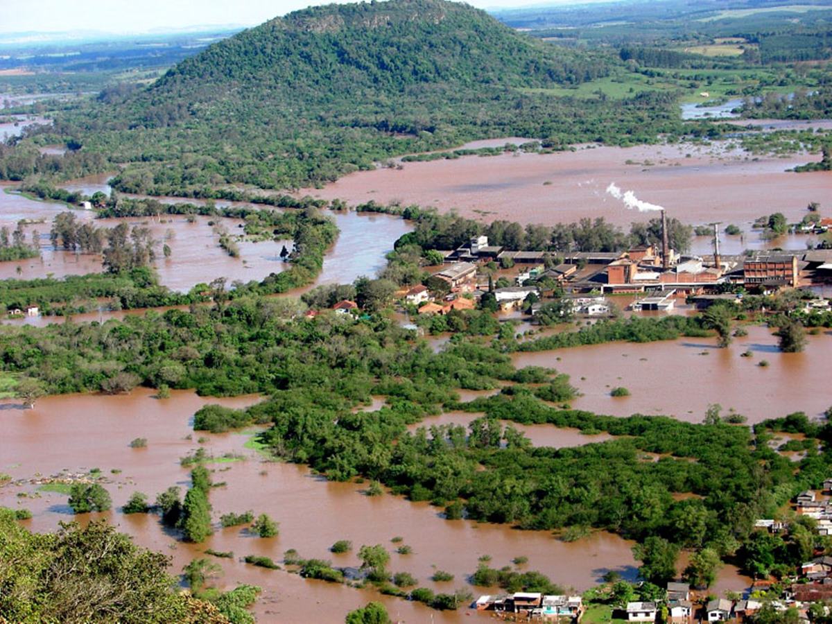 Rs Dique Amea A Romper E Popula O Orientada A Deixar O Local