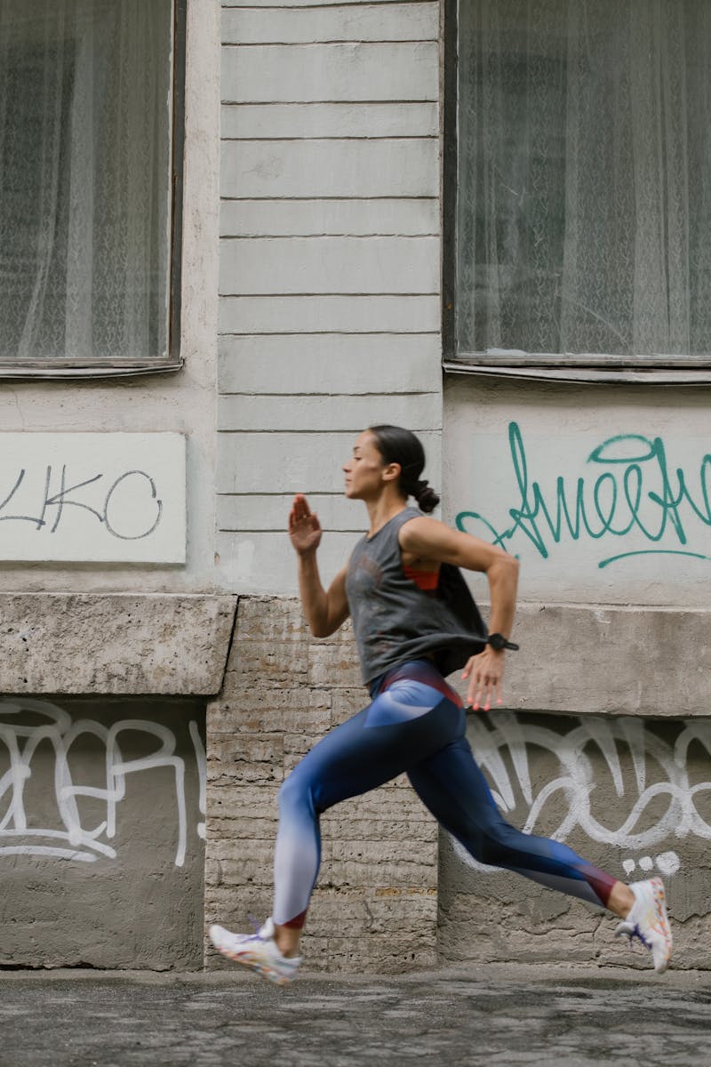 Jovem mulher correndo na rua - Metrópoles