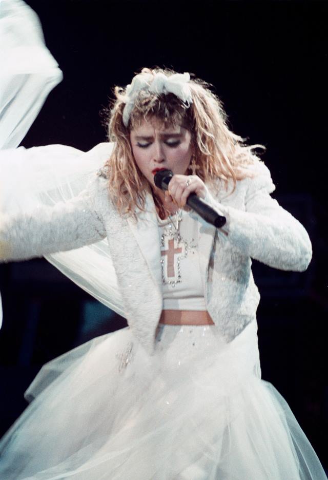 Na imagem com cor, a cantora Madonna - Metrópoles