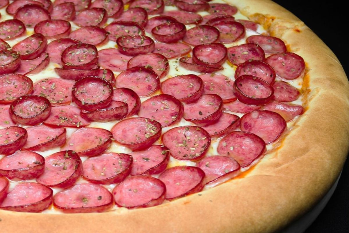 Foto colorida de uma pizza - Metrópoles