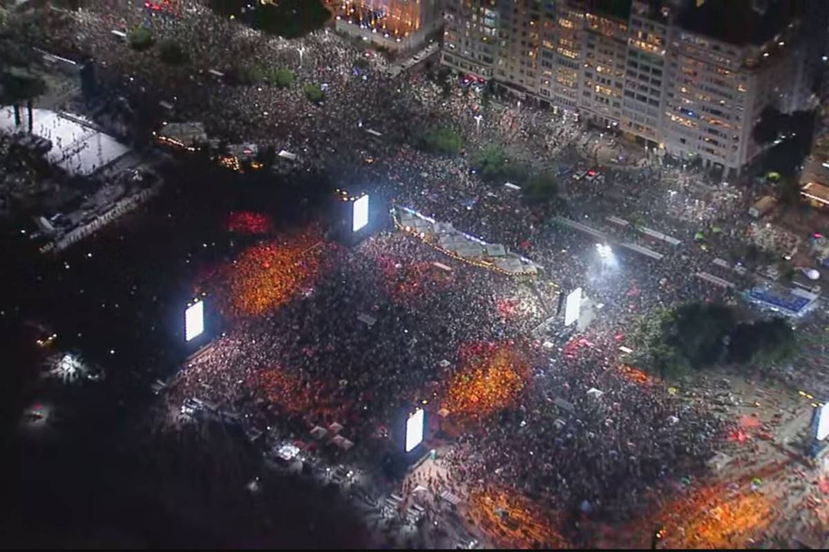 Multidão ocupa as areias de Copacabana para show de Madonna - Metrópoles
