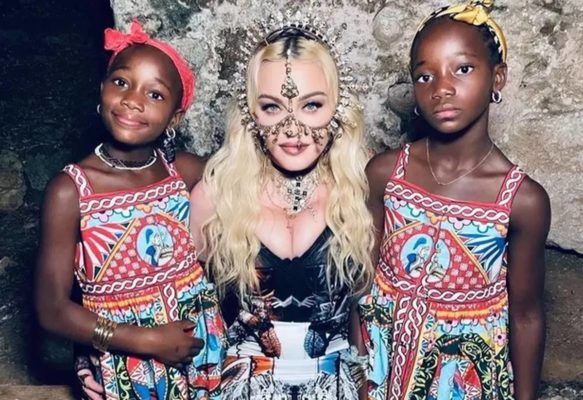 Foto colorida de Madonna com as filhas, Estere e Stella - Metrópoles