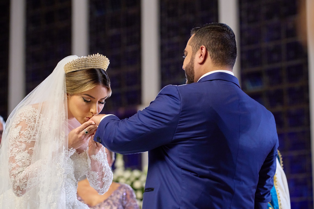 Daniela Menezes beija a mão de Wonder Jarjour