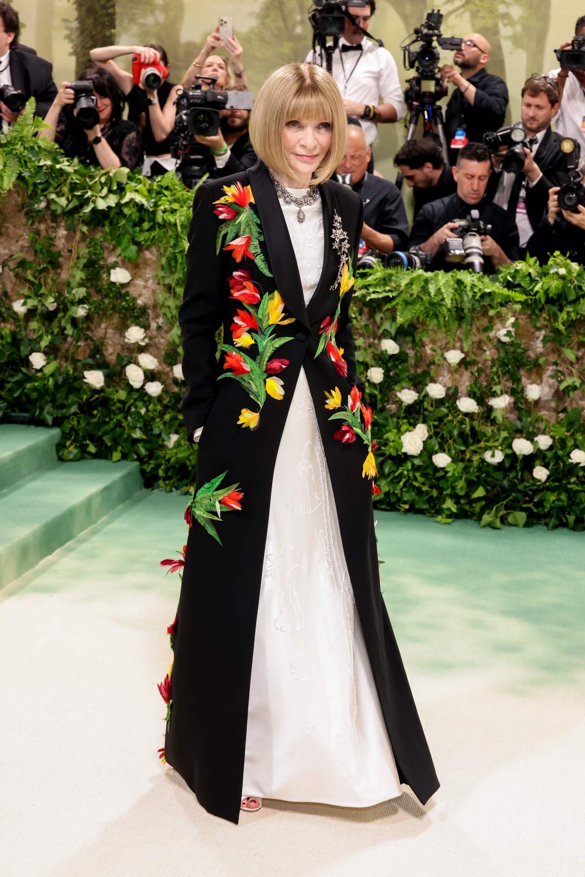 Na imagem com cor, foto da Anna Wintour no Met Gala 2024 - Metrópoles 