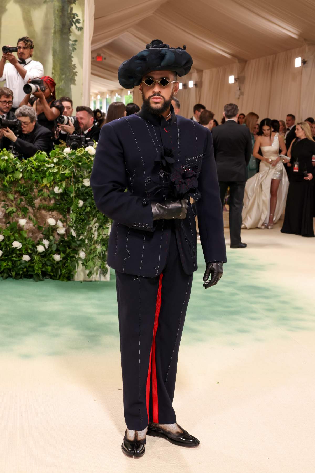 NA imagem com cor, foto do cantor Bad Bunny no Met Gala 2024 - Metrópoles 