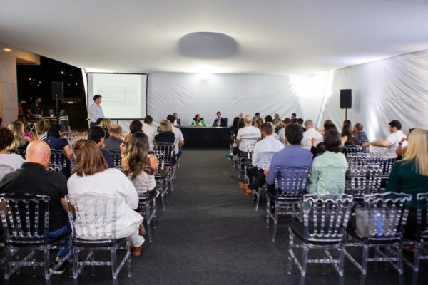 Fotografia colorida mostrando pessoas reunidas em assembleia-Metrópoles