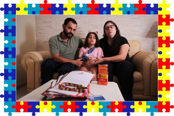 Foto colorida de família com criança autistas 