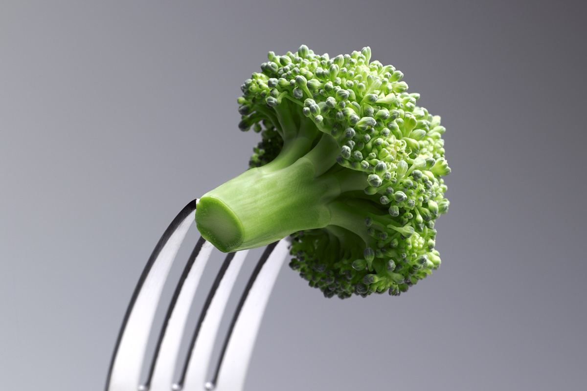 Foto colorida de garfo com brócolis - Metrópoles