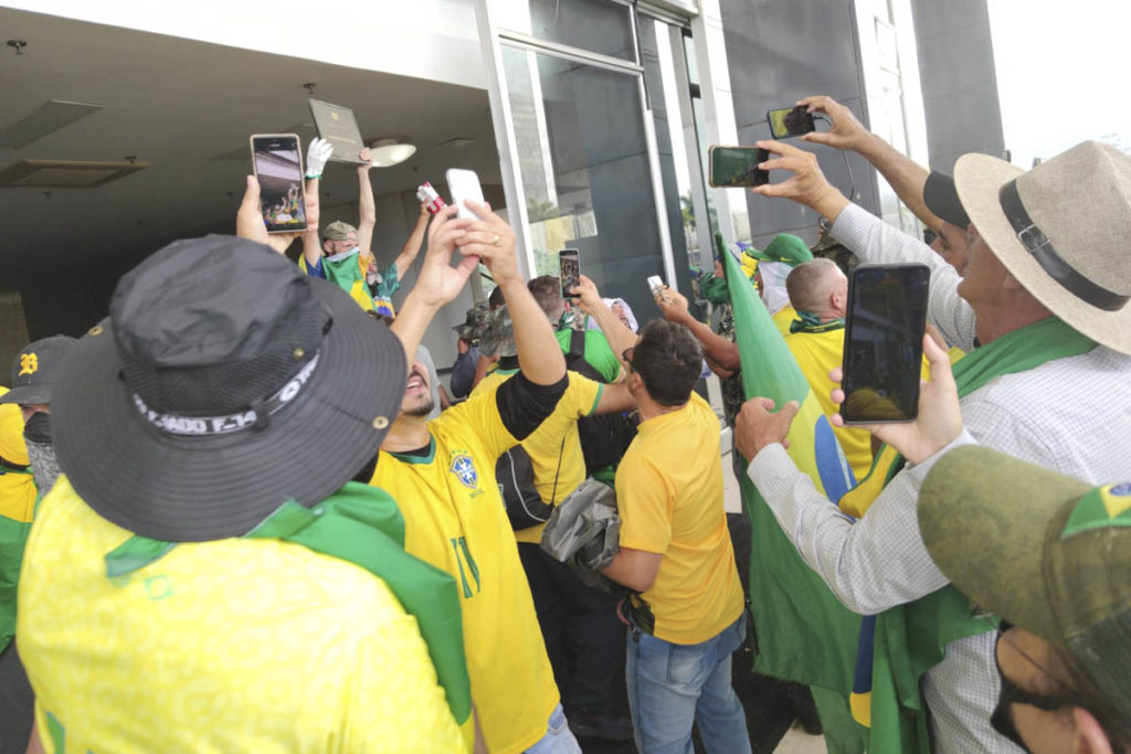 Vídeo STF pessoas com roupas verdes e amarelas invadindo o STF