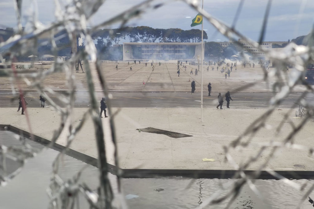 Vídeo STF Manifestantes bolsonaristas invadem e destroem o prédio do Supremo Tribunal Federal (STF). Os terroristas andam pela lateral do prédio, jogando móveis no chão e quebrando vidraças - Metrópoles