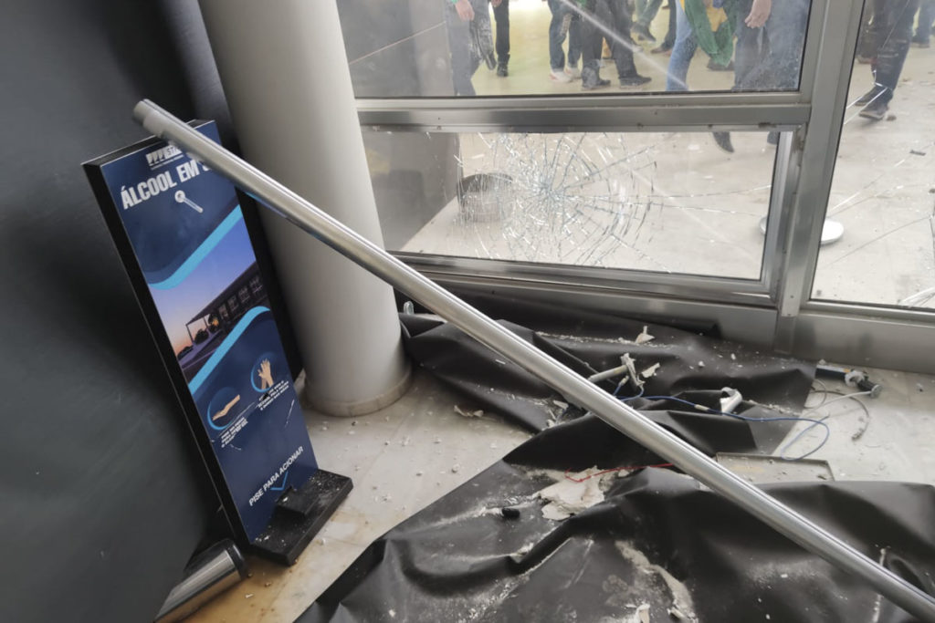 Vídeo STF Manifestantes bolsonaristas invadem e destroem o prédio do Supremo Tribunal Federal (STF). Os terroristas andam pela parte de dentro do prédio, jogando móveis no chão e quebrando vidraças. Muitos escombros aparecem destroçados - Metrópoles