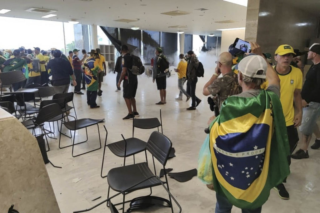 Vídeo STF Manifestantes bolsonaristas invadem e destroem o prédio do Supremo Tribunal Federal (STF). Os terroristas andam pela parte de dentro do prédio, jogando móveis no chão e quebrando vidraças. Muitos escombros aparecem destroçados - Metrópoles