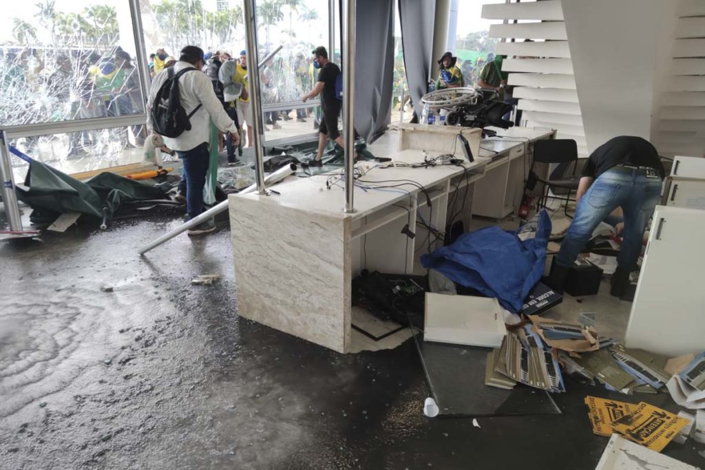 Vídeo STF Manifestantes bolsonaristas invadem e destroem o prédio do Supremo Tribunal Federal (STF). Os terroristas andam pela parte de dentro do prédio, jogando móveis no chão e quebrando vidraças. Muitos escombros aparecem destroçados - Metrópoles