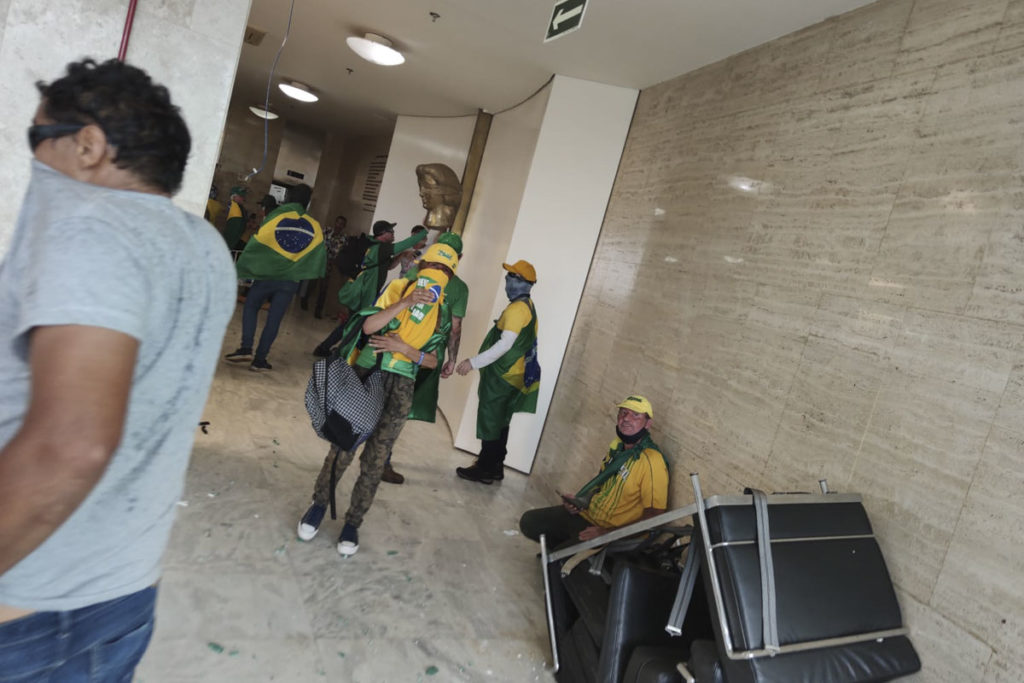 Vídeo STF Manifestantes bolsonaristas invadem e destroem o prédio do Supremo Tribunal Federal (STF). Os terroristas andam pela parte de dentro do prédio, jogando móveis no chão e quebrando vidraças. Muitos escombros aparecem destroçados - Metrópoles