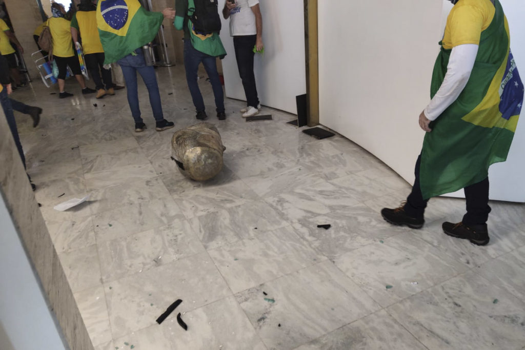 Vídeo STF Manifestantes bolsonaristas invadem e destroem o prédio do Supremo Tribunal Federal (STF). Os terroristas andam pela parte de dentro do prédio, jogando móveis no chão e quebrando vidraças. Muitos escombros aparecem destroçados - Metrópoles