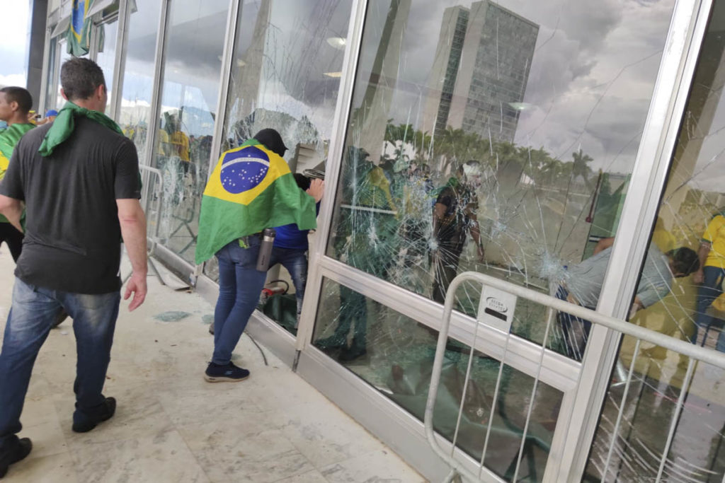 Vídeo STF Manifestantes bolsonaristas invadem e destroem o prédio do Supremo Tribunal Federal (STF). Os terroristas andam pela lateral do prédio, jogando móveis no chão e quebrando vidraças - Metrópoles