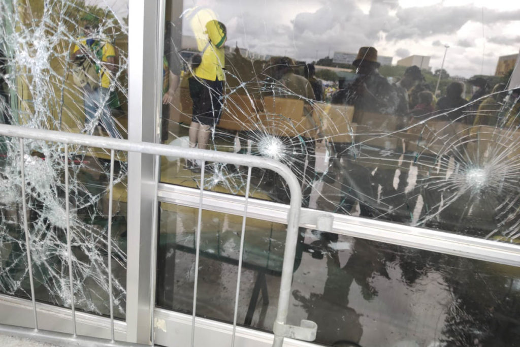 Vídeo STF Manifestantes bolsonaristas invadem e destroem o prédio do Supremo Tribunal Federal (STF). Os terroristas andam pela lateral do prédio, jogando móveis no chão e quebrando vidraças - Metrópoles