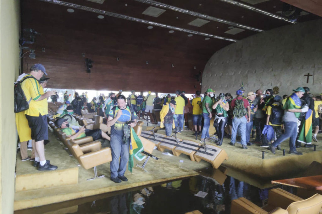 Vídeo STF Manifestantes bolsonaristas invadem e destroem o prédio do Supremo Tribunal Federal (STF). Os terroristas andam pelo auditório do tribunal, jogando móveis no chão, com muitas cadeiras e mesas reviradas - Metrópoles