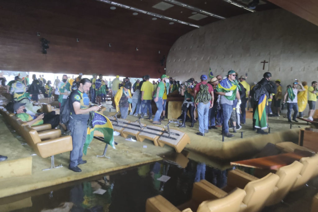 Vídeo STF Manifestantes bolsonaristas invadem e destroem o prédio do Supremo Tribunal Federal (STF). Os terroristas andam pelo auditório do tribunal, jogando móveis no chão, com muitas cadeiras e mesas reviradas - Metrópoles