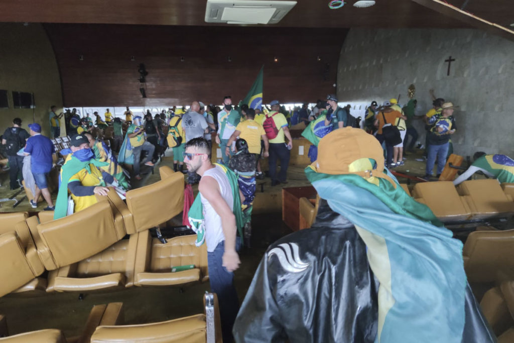 Vídeo STF bolsonaristas invadem e destroem o prédio do Supremo Tribunal Federal (STF). Os terroristas andam pelo auditório do tribunal, jogando móveis no chão, com muitas cadeiras e mesas reviradas - Metrópoles