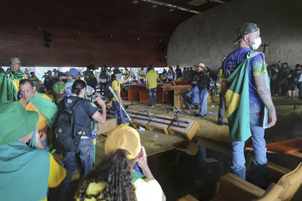 Vídeo STF Manifestantes bolsonaristas invadem e destroem o prédio do Supremo Tribunal Federal (STF). Os terroristas andam pelo auditório do tribunal, jogando móveis no chão, com muitas cadeiras e mesas reviradas - Metrópoles