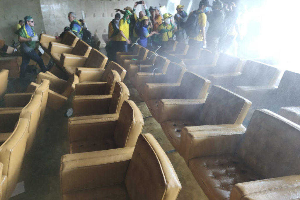 Vídeo STF Manifestantes bolsonaristas invadem e destroem o prédio do Supremo Tribunal Federal (STF). Os terroristas andam pelo auditório do tribunal, jogando móveis no chão, com muitas cadeiras e mesas reviradas - Metrópoles