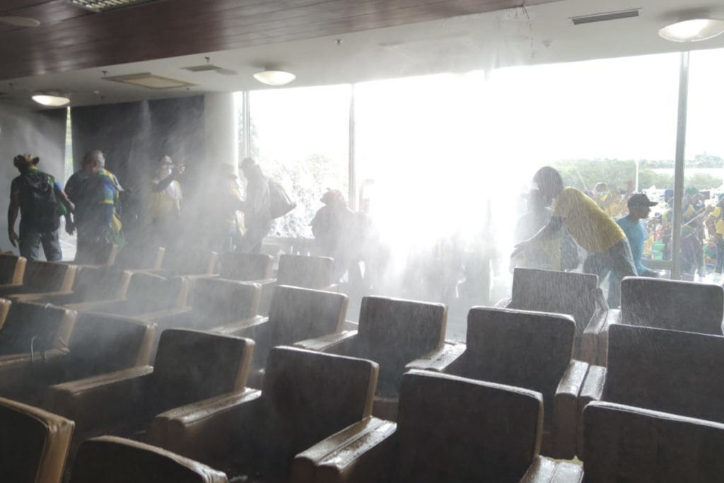 Vídeo STF Manifestantes bolsonaristas invadem e destroem o prédio do Supremo Tribunal Federal (STF). Os terroristas andam pelo auditório do tribunal, jogando móveis no chão, com muitas cadeiras e mesas reviradas - Metrópoles